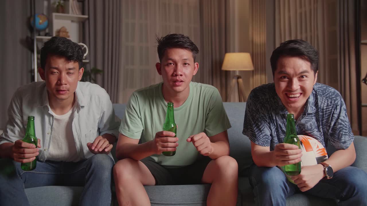 친구들이 경기를 보고 있습니다.