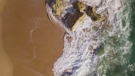 Acantilados-Dorados-Erosionados-Y-Descompuestos-En-La-Playa-De-Algarve,-Portugal