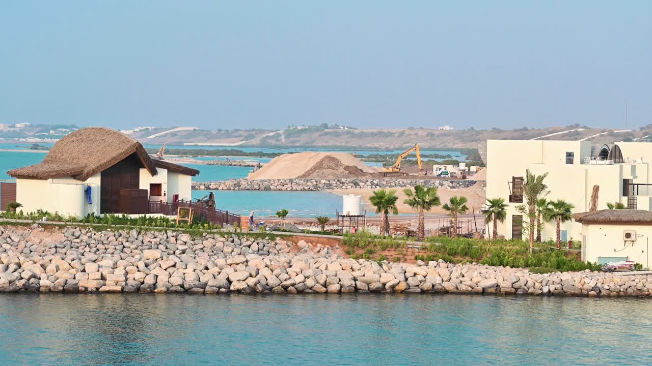 아랍에미리트의 라크 알 카이마 해안선에서 진행 중인 개발