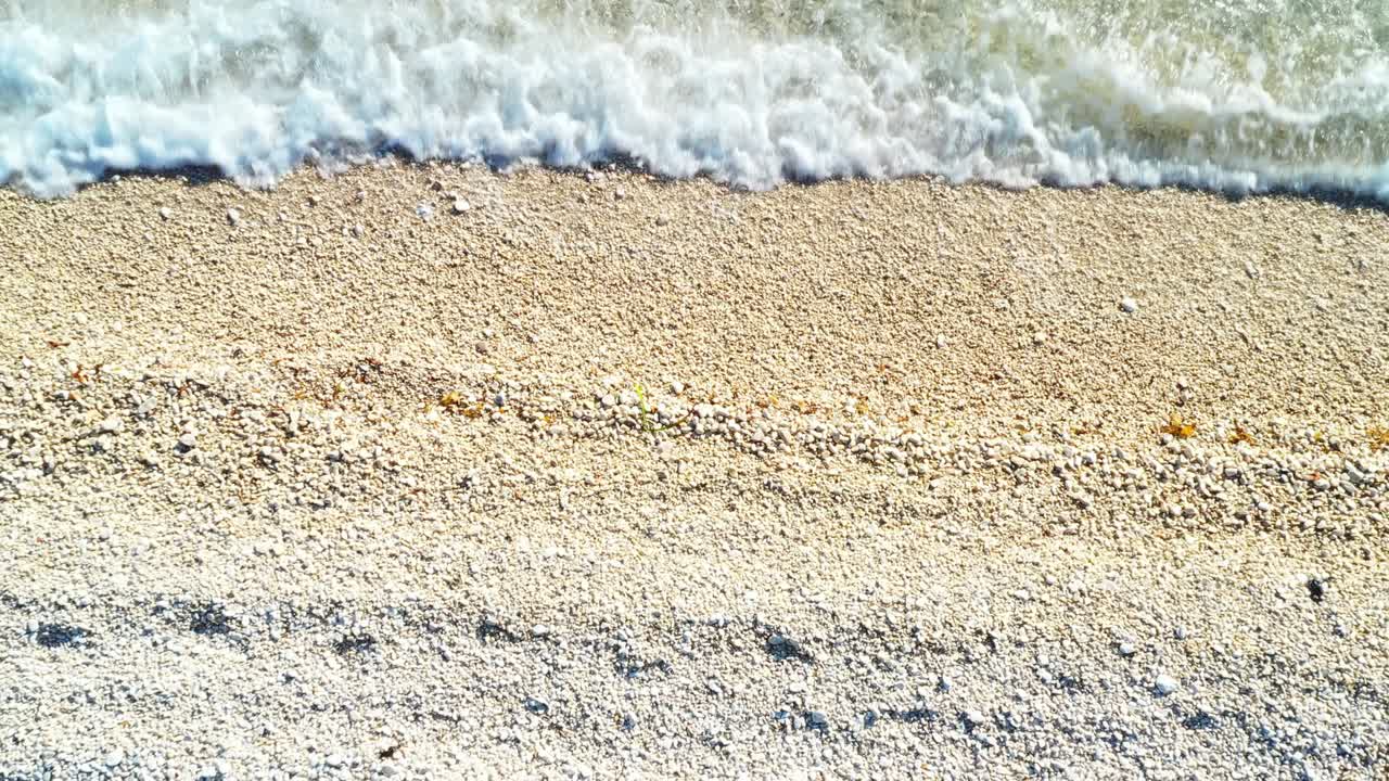 크로아티아의 아드리아 해의 해변, 공중에서 볼 수 있는, 물결이 자연 모래 해변에서 깨지는