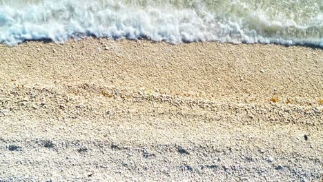 playa en el mar adriático en croacia, vista aérea, olas rompiendo en la playa de arena natural