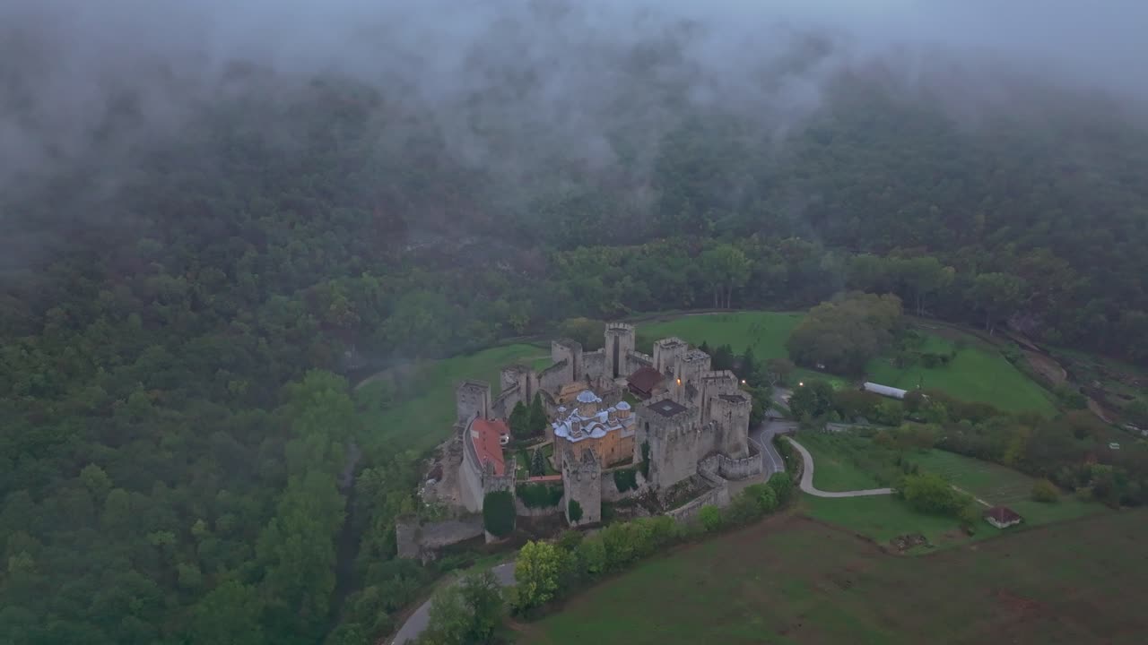 Monastero e Fortezza di Manasija in Serbia, ripresi da drone