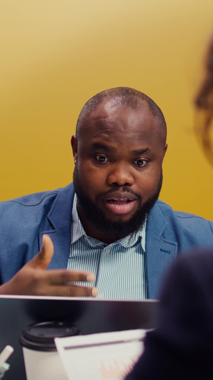 Homme d’affaires afro-américain discutant de documents lors d’une réunion au bureau