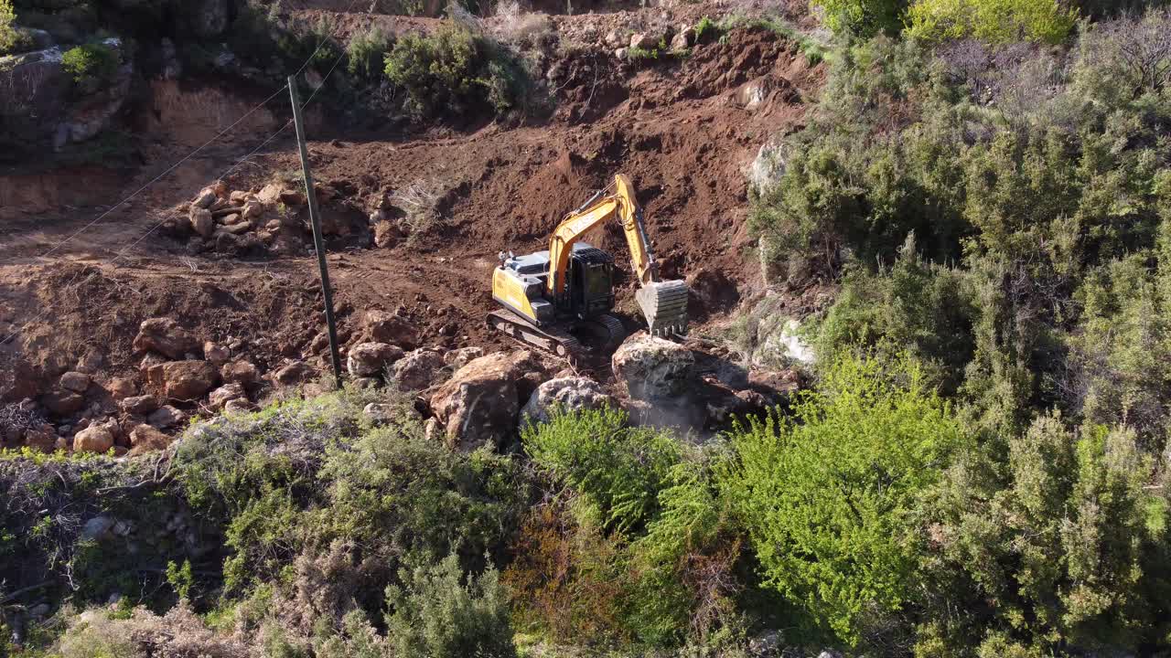 excavadora de orugas que trabaja en terrenos inclinados