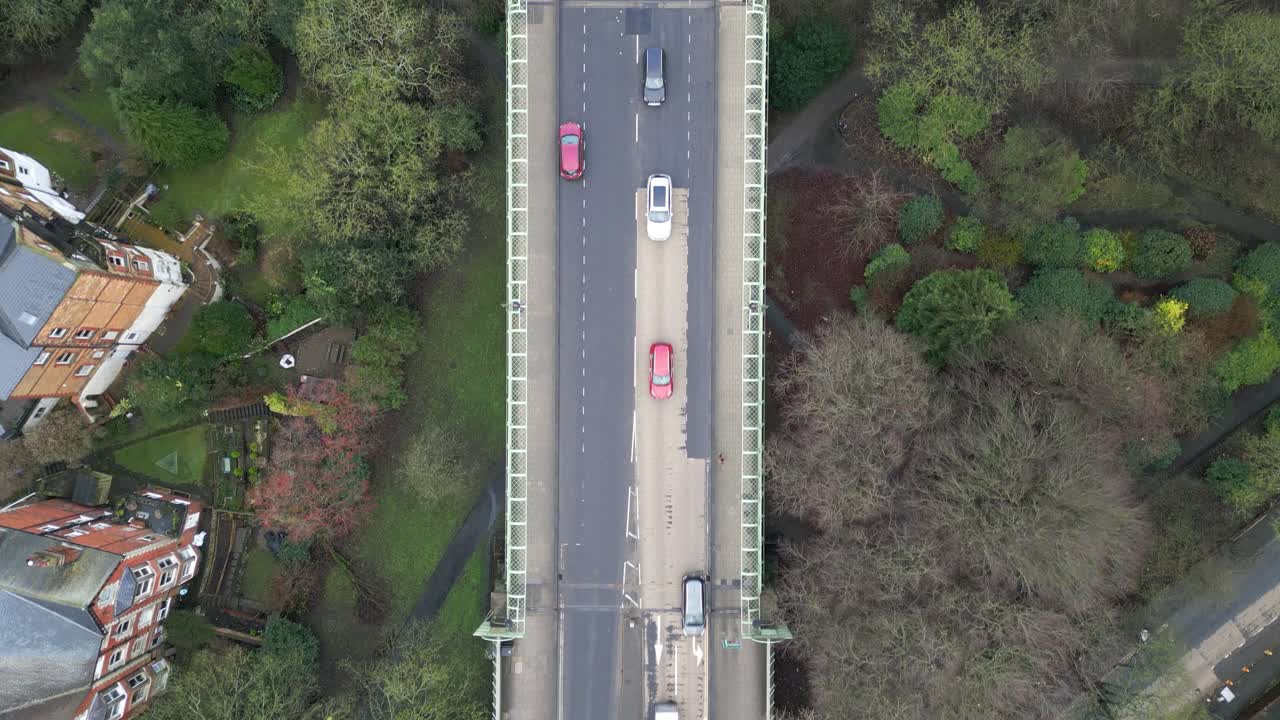 영국 스카버러에서 구름이 많은 아침에 스카버루 베이 시 사이의 차량이 있는 다리의 공중 포워드