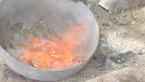 Geschmolzenes-Blei-In-Einer-Metallschüssel-Mit-Schöpfkelle,-Industrie--Oder-Handwerkseinstellung,-Nahaufnahme