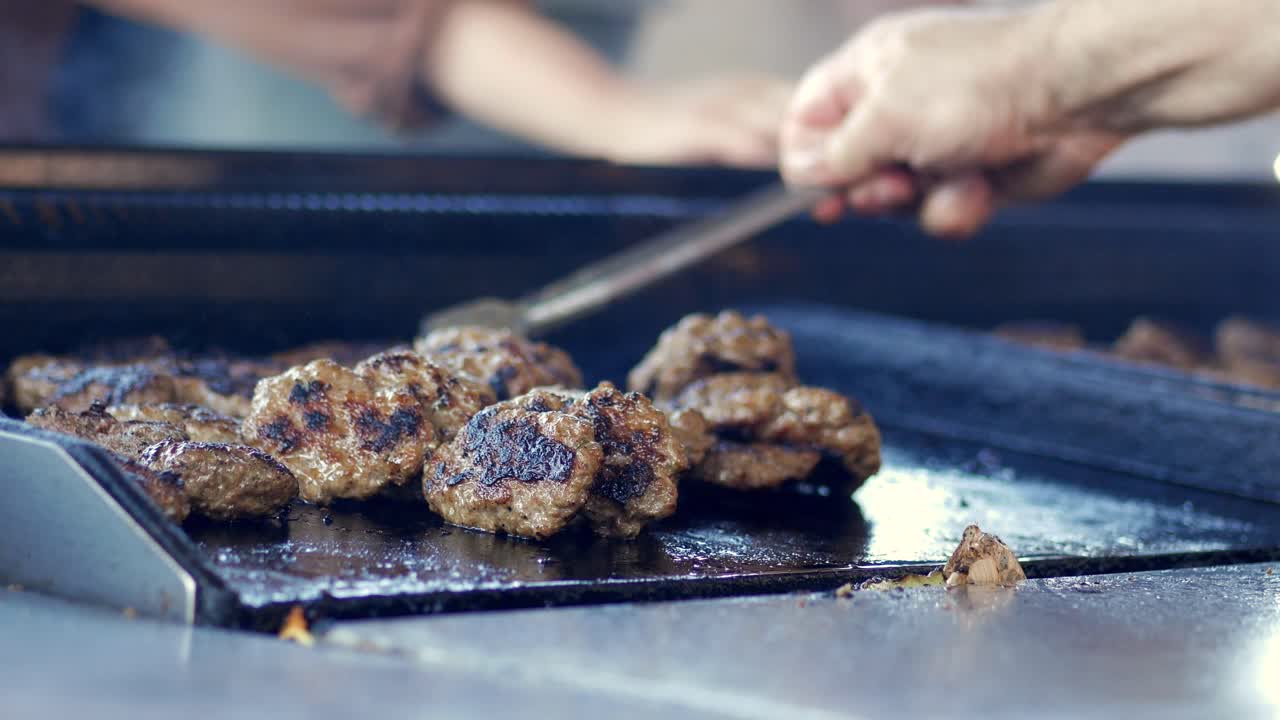 Izgarada Burger Pişirmek
