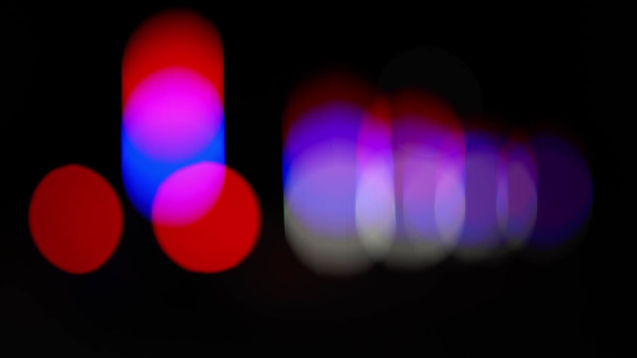 borrón de coche de luz bokeh y luces calle en carretera en la ciudad, fondo abstracto en la noche. año nuevo o concepto de festival de navidad.