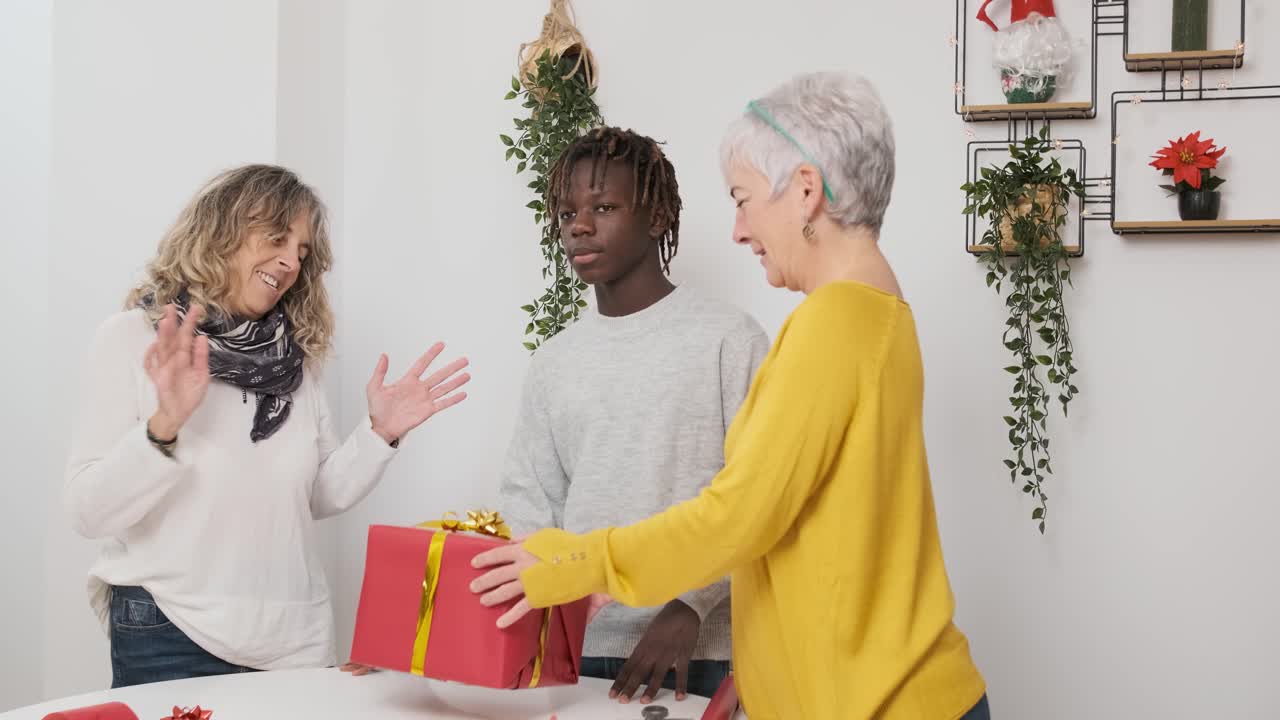 personas intercambiando regalos