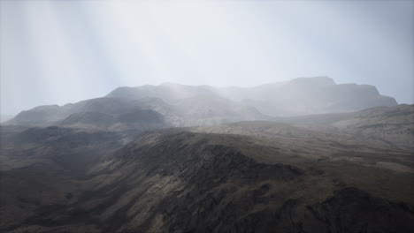 sun rays against the backdrop of the mountains