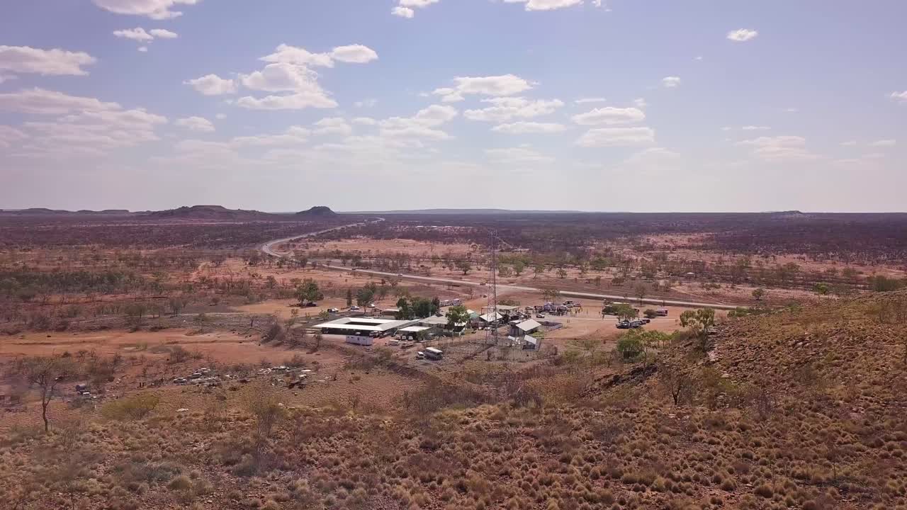 vista aérea de la parada de descanso por la autopista stuart en el sur rural de australia, paisaje desértico y tráfico, amplio tiro de drones