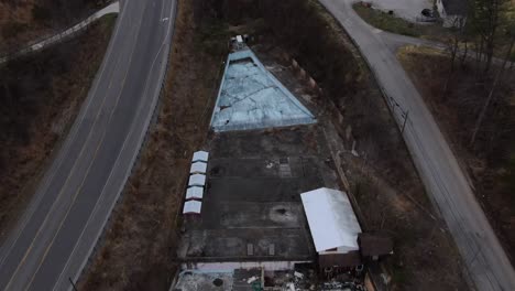 Imágenes-Aéreas-De-Drones-Subiendo-Y-Bajando-Para-Revelar-Un-Parque-Acuático-Rural-Abandonado-Con-Piscinas-Y-Toboganes-De-Agua