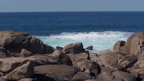 Starke-Wellen-über-Felsvorsprünge-Im-Meer-Von-Muxia,-A-Coruna,-Galicien,-Spanien