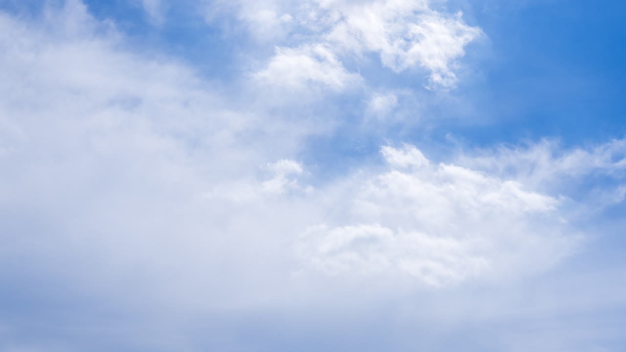 낮 동안 여름 하늘에서 발달하는 작은 구름