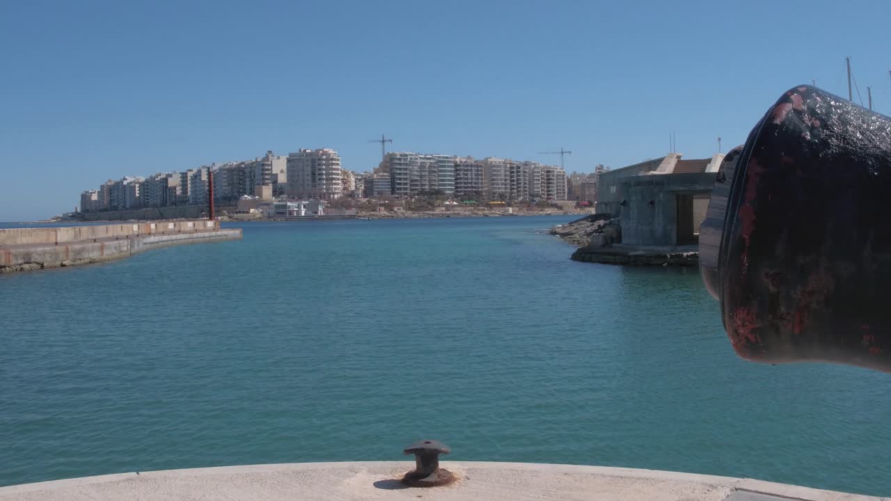 boca de cañón como primer plano con los edificios en tower road como fondo en malta