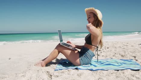 Mujer-Disfrutando-De-Tiempo-Libre-En-La-Playa