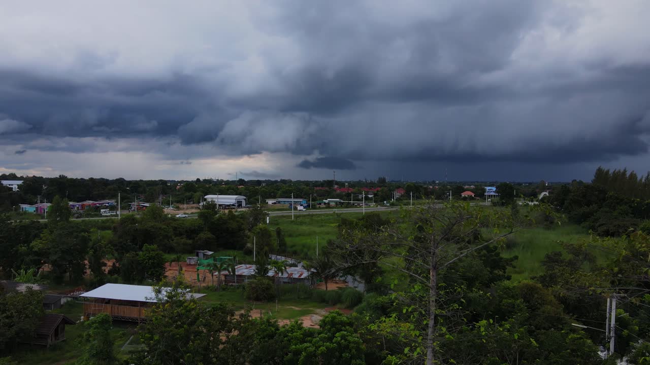 시골 마을 위의 어두운 폭풍의 드론 영상