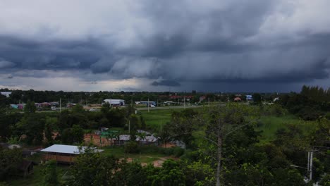 imágenes de drones de una tormenta oscura sobre un pueblo rural en el campo