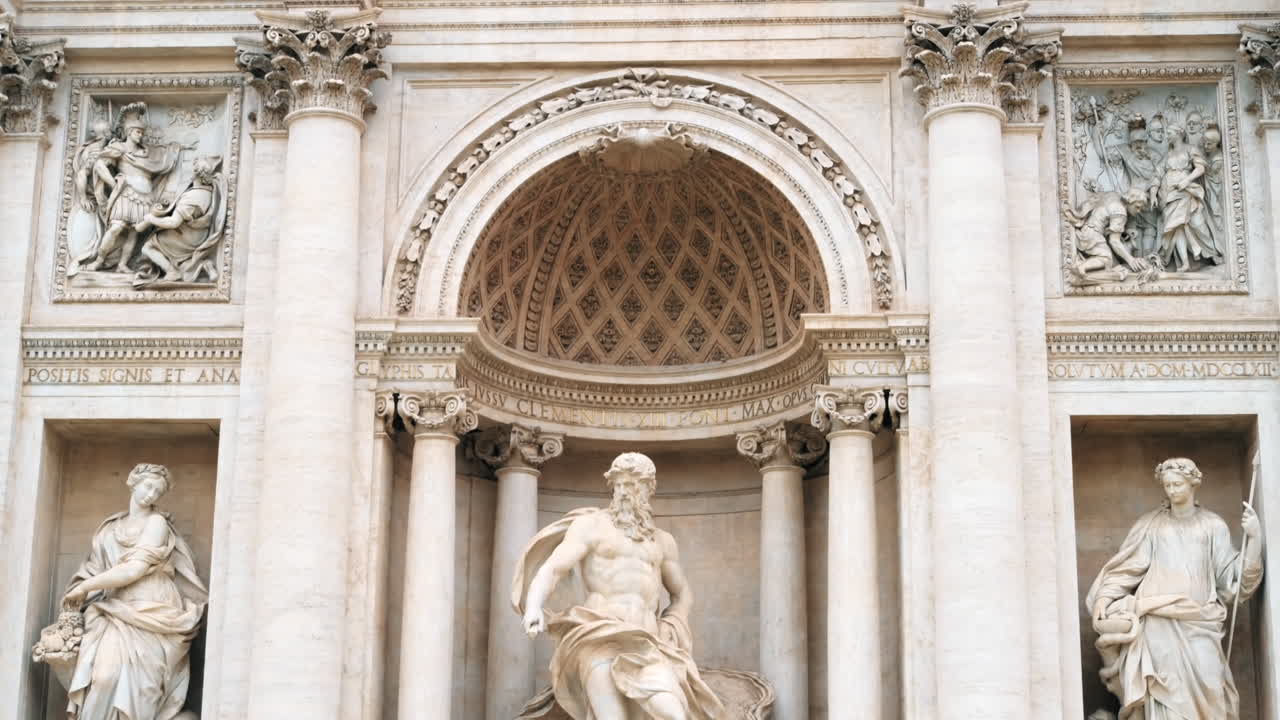 Fontana di Trevi situata nel centro di Roma, Italia. Sculture, facciata dell'edificio