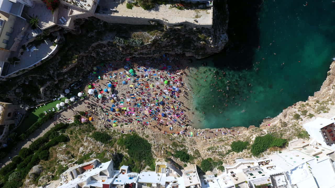 이탈리아 푸글리아의 이 많은 날에 라마 모나킬 해변의 아래쪽 각도 드론 촬영