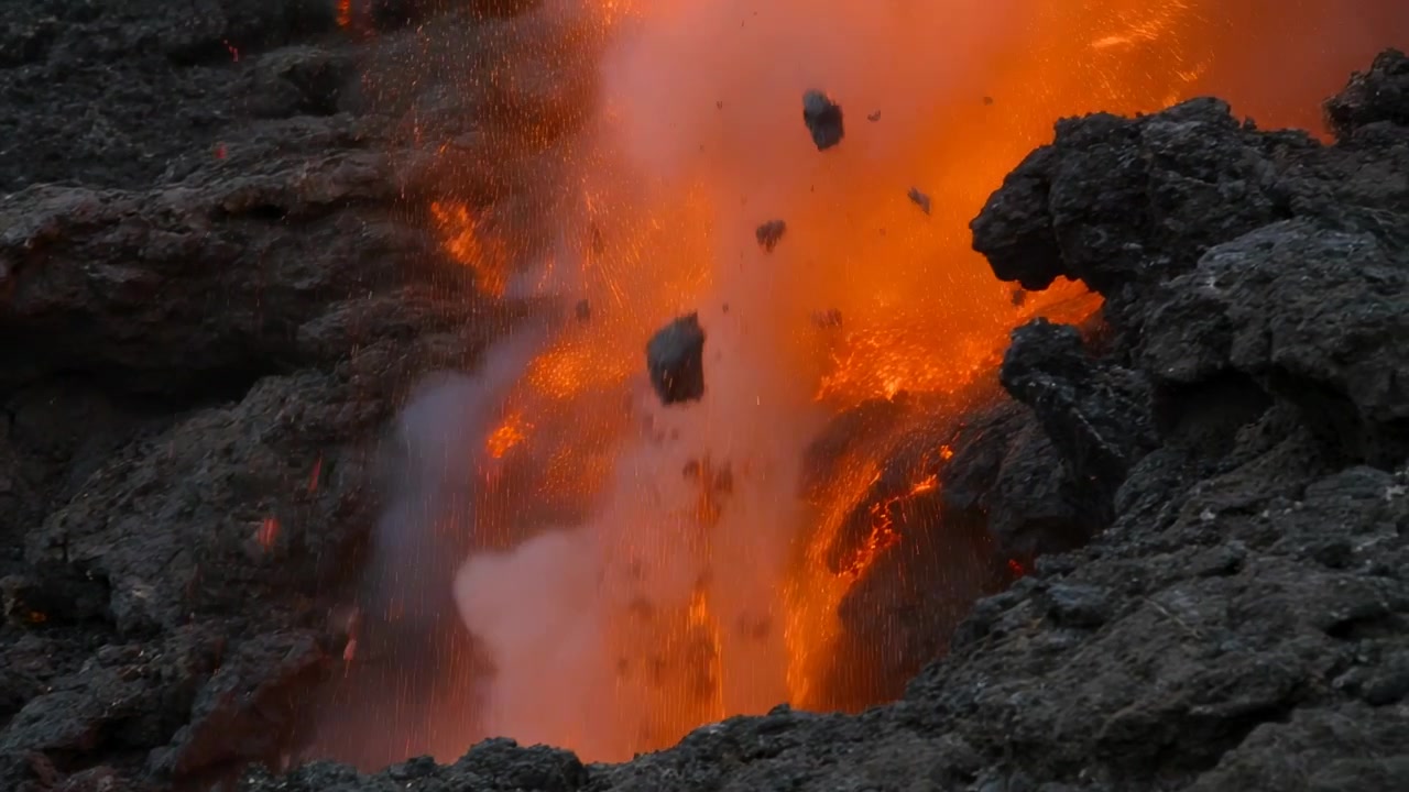 Rilascio della pressione del gas, camino vulcanico che erutta una fontana di lava in un campo lavico, espellendo piroclasti.