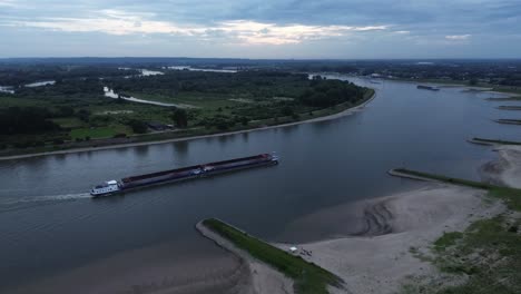 Barco-En-El-Río,-Transporte-De-Mercancías.-Países-Bajos