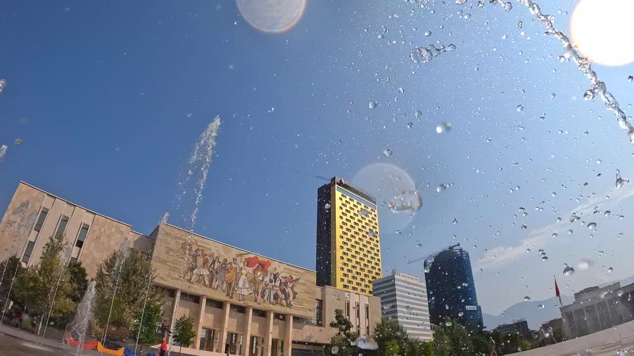 Edificios urbanos y fuentes