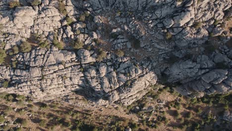 Luftdrohne-Von-Oben-Nach-Unten-über-Felsige-Berggipfel-In-Torcal-De-Antequera-Von-Oben-Gesehen