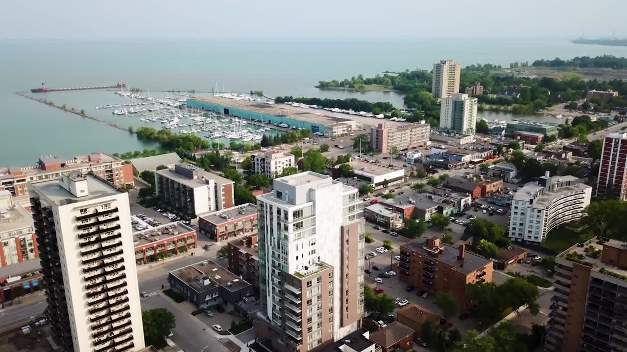 toma de drones de la orilla del lago de mississauga en verano