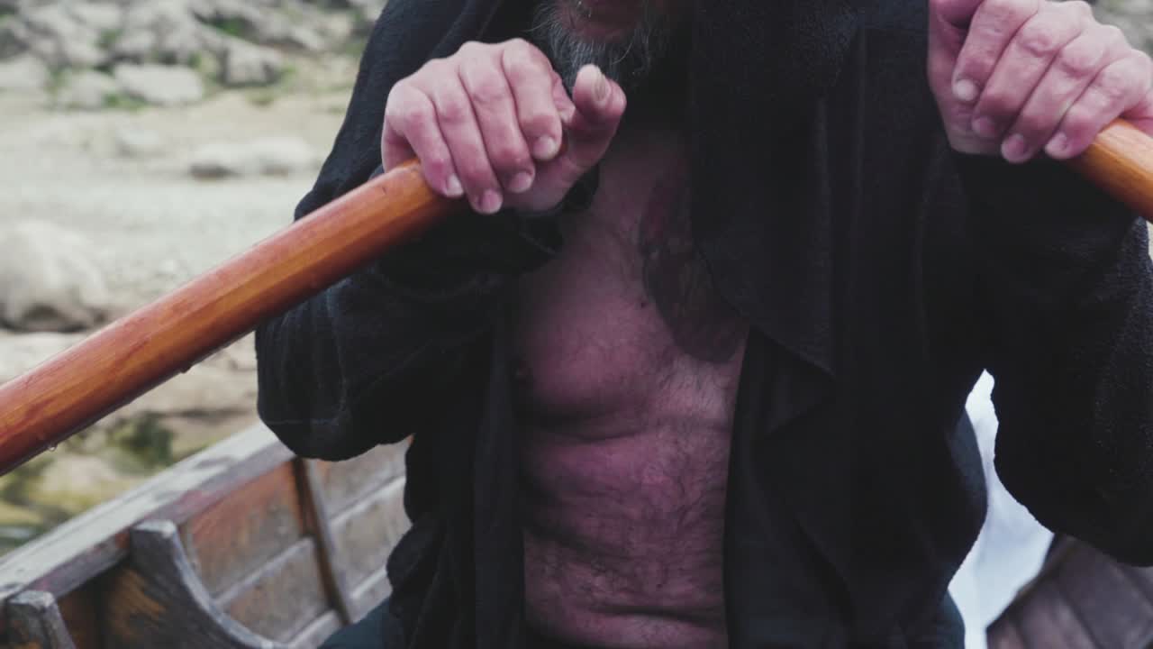 hombre remando un barco en un lago