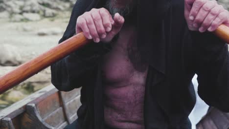 hombre remando un barco en un lago