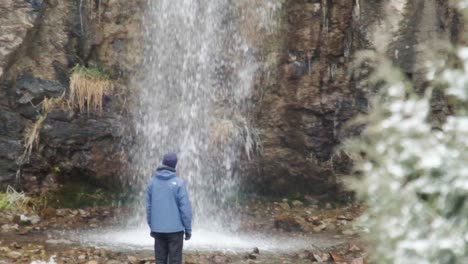 Cascada-Kegety-En-Invierno-Cerca-De-La-Cordillera-Ala-too-Cerca-Del-Río-Kegety-Un-Gran-Día-De-Caminata-Pasando-Tokmok-Desde-Bishek