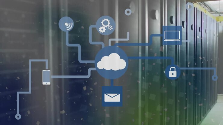 Animação de ícone de nuvem com rede de conexões e processamento de dados sobre servidores de computador