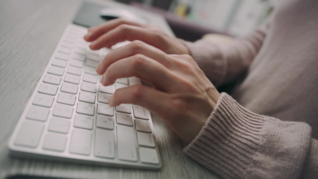 manos femeninas trabajando en el teclado. programadora femenina trabajando en el teclado de la computadora
