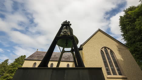 Zeitraffer-Einer-Historischen-Kirche-Mit-Großer-Glocke-Auf-Einem-Sockel-In-Der-Ländlichen-Landschaft-Irlands-Während-Des-Tages