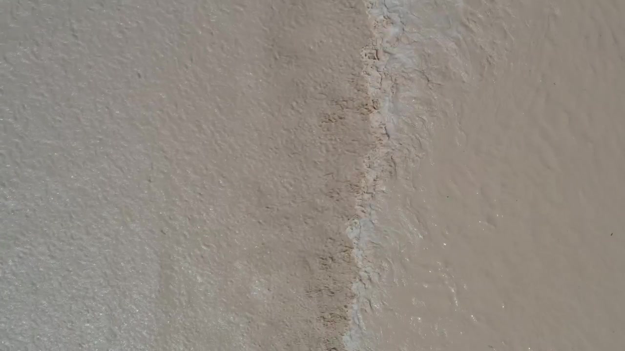 Inundación repentina en el desierto - Metraje aéreo Vencejos volando alrededor del wadi Parán, Israel, Toma de dron, Desierto de Aravá, Israel