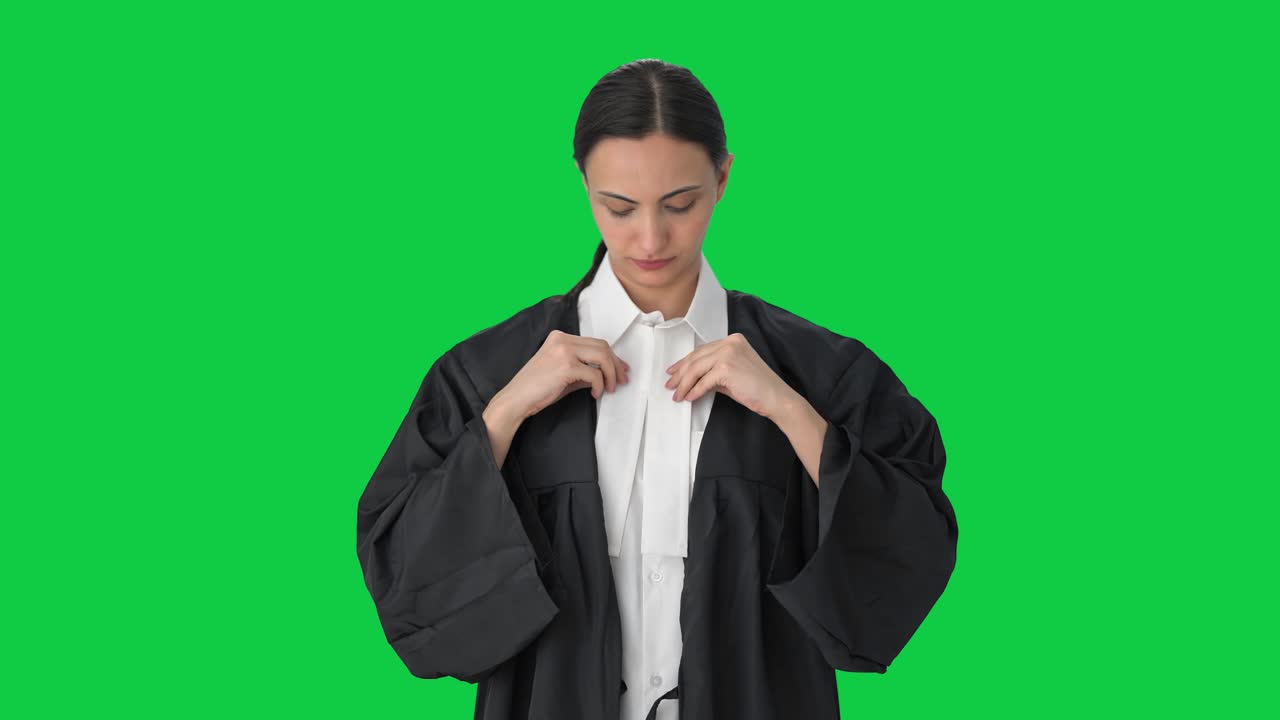 진지한 인도 여성 변호사 가운 녹색 스크린을 입고