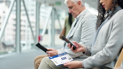 teléfono, billete y mujer de negocios en el aeropuerto