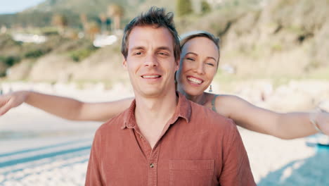 cara, pareja y abrazo en la playa con sonrisa