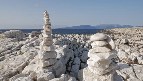 Weiße-Steinstapel-Am-Paralia-Emplisi-Strand-In-Griechenland---Statischer-Schuss