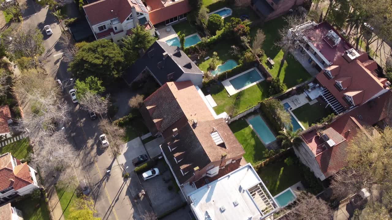 sobrevuelo aéreo barrio de lujo con piscina en jardín y villas en vicente lopez suburbio de buenos aires