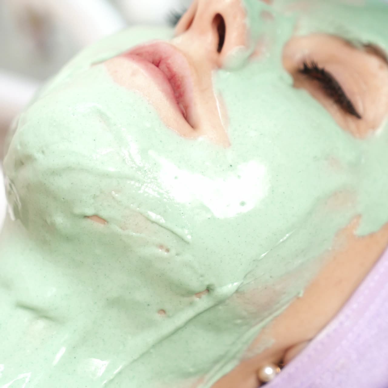 mujer con máscara facial