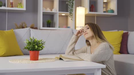 Mujer-Leyendo-Un-Libro-En-Casa.