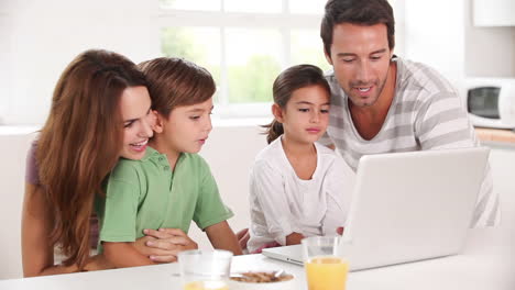 Familie-Mit-Einem-Laptop