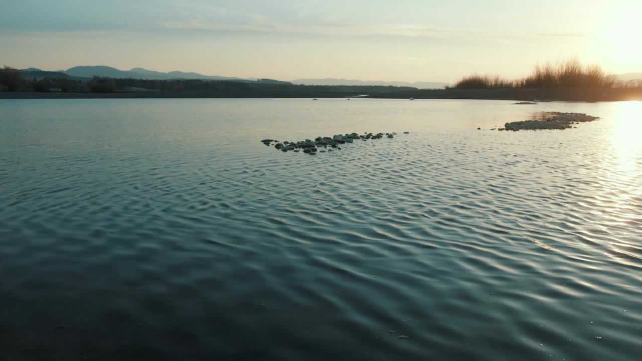 небольшие волны на вечернем озере