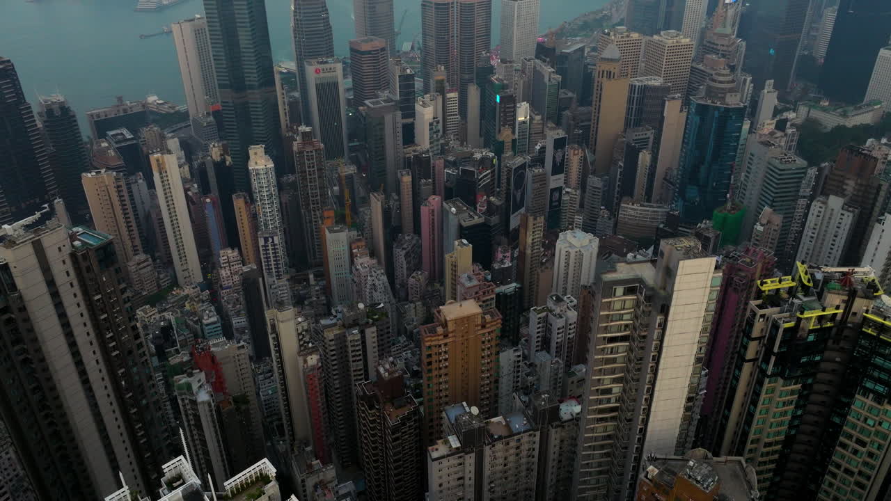 Hongkongs skyline med Victoriahavnen og de omkringliggende skyskrabere ved solnedgang. Luftfoto.