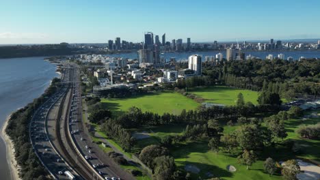 Hermoso-Horizonte-Del-Centro-De-Perth-Con-Tráfico-En-La-Autopista-Junto-Al-Club-De-Golf-Y-El-Distrito-Sur-De-La-Ciudad-De-Perth---Vista-Aérea