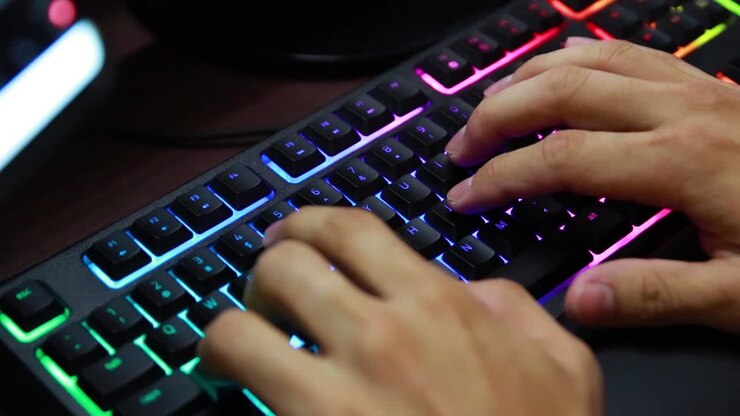 Parole digitate su tastiera RGB.
