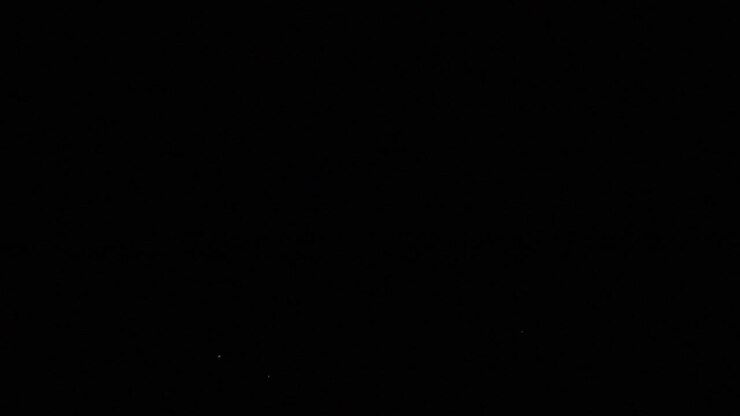 Stelle fioche scintillanti nel cielo notturno buio
