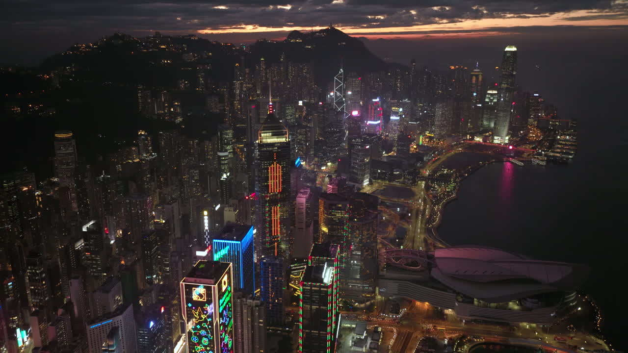 iluminación colorida de rascacielos modernos en el horizonte de la isla de hong kong con brillo en el cielo
